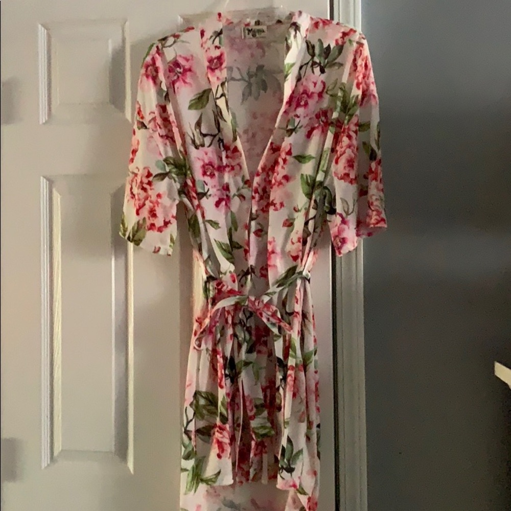 Donating 5/20.  Make offers! Short sleeves floral robe